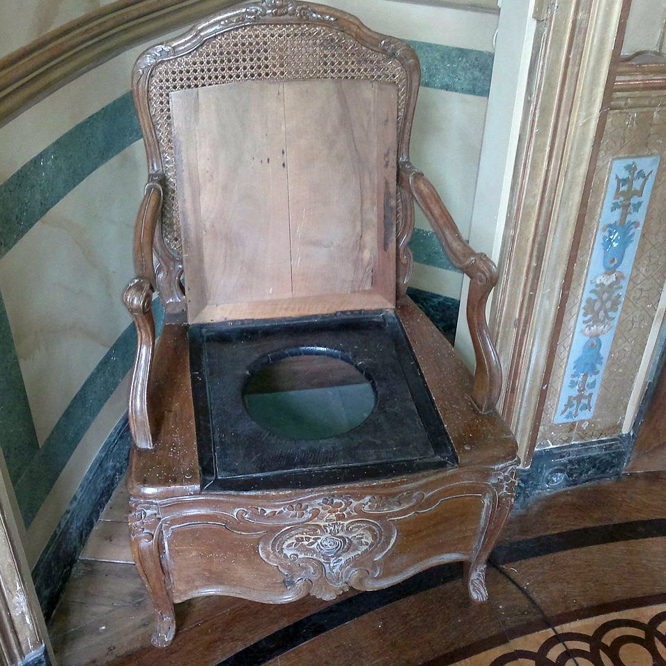 Chaise-percee-de-Vaux-le-Vicomte