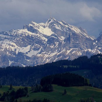 Le Säntis vu depuis le Batzberg Photo de Roland zh, 2010.