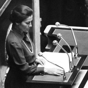 Simone Veil à la tribune à l'Assemblée nationale (26 novembre 1974)